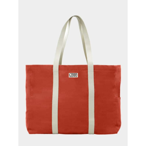 Sac de plage rouge vu de face avec étiquette et marquage visible, poche latérale apparente