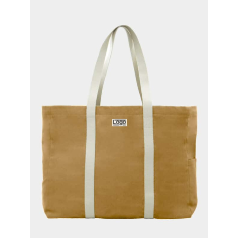 Sac de plage ocre vu de face avec étiquette et marquage visible, poche latérale apparente.