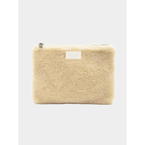 Pochette en moumoute écrue vue de face avec fermeture zippée et zone vierge, sans marquage visible.