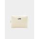 Pochette rectangulaire beige clair vue de face sur fond uni, tissu côtelé vertical, étiquette rectangulaire centrée avec marquag Pochette rectangulaire beige clair vue de face sur fond uni, tissu côtelé vertical, étiquette rectangulaire centrée avec marquag
