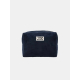 Pochette rectangulaire bleu foncé vue de face en tissu côtelé vertical avec fermeture zippée, étiquette rectangulaire centrée av Pochette rectangulaire bleu foncé vue de face en tissu côtelé vertical avec fermeture zippée, étiquette rectangulaire centrée av