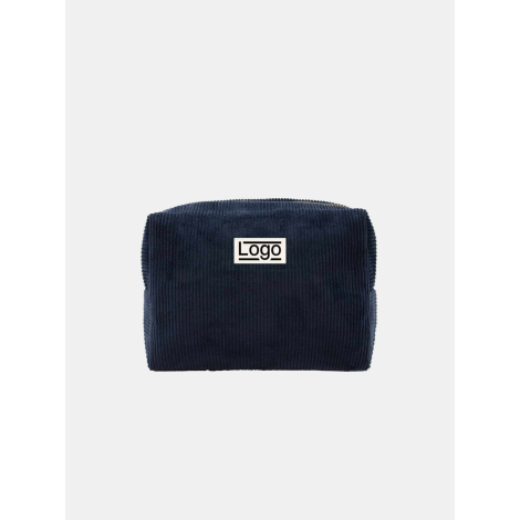 Pochette rectangulaire bleu foncé vue de face en tissu côtelé vertical avec fermeture zippée, étiquette rectangulaire centrée av