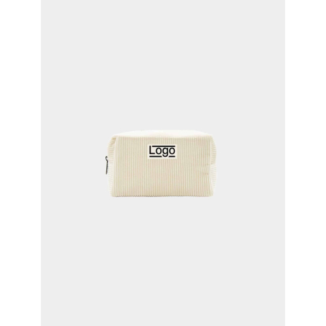 Pochette rectangulaire beige clair photographiée de face avec fermeture zippée supérieure, étiquette rectangulaire centrée avec 