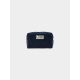 Pochette rectangulaire bleu foncé présentée de face sur fond uni, tissu côtelé vertical et étiquette rectangulaire centrée avec Pochette rectangulaire bleu foncé présentée de face sur fond uni, tissu côtelé vertical et étiquette rectangulaire centrée avec