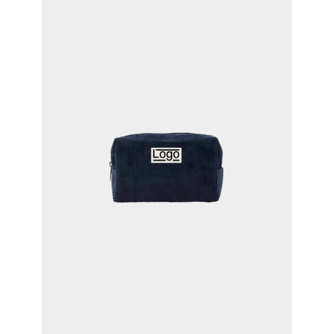 Pochette rectangulaire bleu foncé présentée de face sur fond uni, tissu côtelé vertical et étiquette rectangulaire centrée avec 