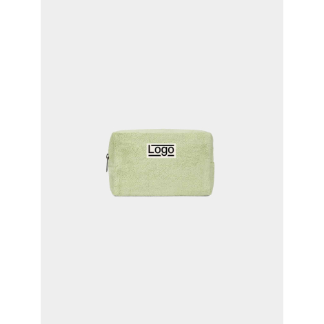 Trousse rectangulaire souple de couleur vert amande, vue de face sur fond neutre, fermeture zippée placée sur le côté gauche, av