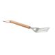Spatule de barbecue présentée horizontalement sur fond blanc montrant l’ensemble du manche en bois avec cordon et la lame en aci