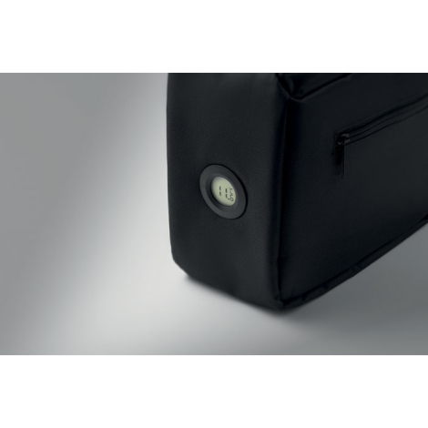 Détail d’un sac isotherme noir en textile avec indicateur de température intégré sur le côté et poche latérale zippée, sans pers