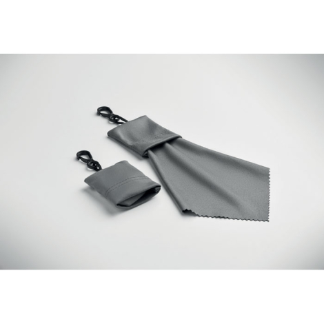 Deux lingettes en RPET grises présentées côte à côte sur surface claire, l’une repliée dans sa pochette et l’autre dépliée, croc