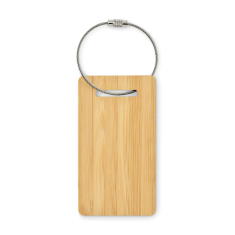 Étiquette de bagage rectangulaire en bambou présentée de face sur fond blanc avec câble métallique positionné en partie haute, s