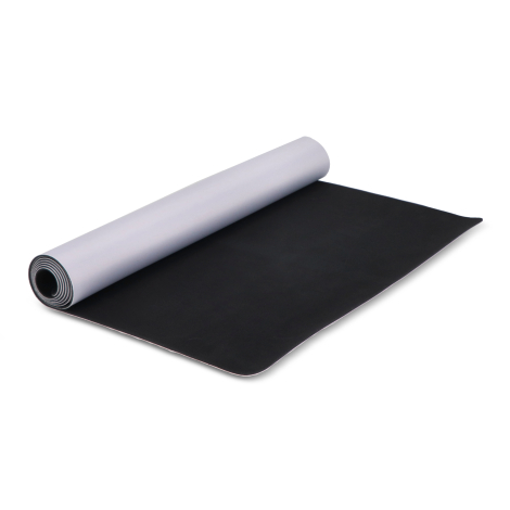 Vu en perspective et partiellement déroulé, le tapis de yoga laisse apparaître le recto clair et le verso noir en caoutchouc ant