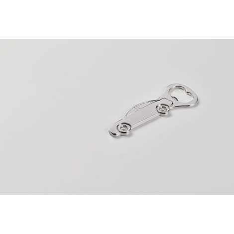 Décapsuleur en forme de voiture présenté en perspective sur fond clair, mettant en évidence l’épaisseur et les finitions métalli