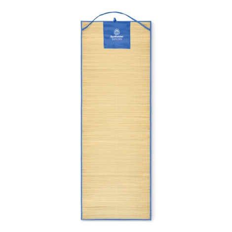 Natte de plage en paille naturelle présentée déroulée et suspendue par sa sangle sur fond blanc, avec personnalisation visible s