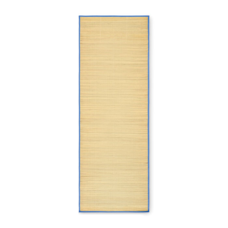 Natte de plage en paille naturelle entièrement déroulée à plat sur fond blanc, surface uniforme en paille tressée, sans personna
