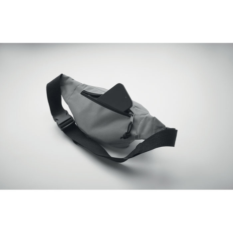 Vue en perspective d’un sac banane en RPET sur fond clair, avec smartphone partiellement inséré dans le compartiment zippé supér