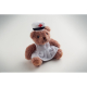 Présenté assis en légère perspective sur fond clair, l’ourson en peluche infirmière porte une coiffe, un T-shirt et une jupe, sa Présenté assis en légère perspective sur fond clair, l’ourson en peluche infirmière porte une coiffe, un T-shirt et une jupe, sa
