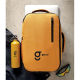 Mis en situation au sol sur fond clair, le sac à dos est vu de face avec accessoires disposés autour, avec personnalisation visi Mis en situation au sol sur fond clair, le sac à dos est vu de face avec accessoires disposés autour, avec personnalisation visi