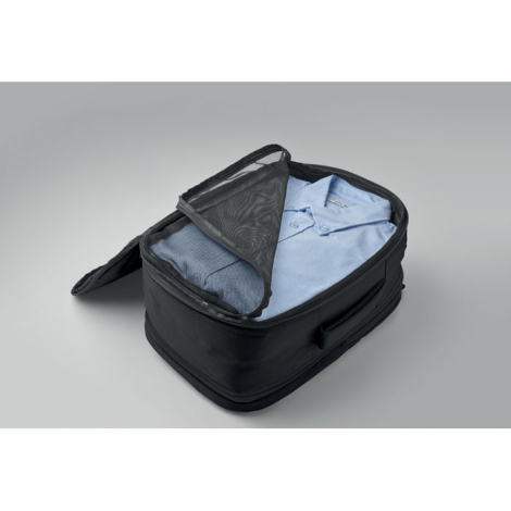 Présenté ouvert sur fond clair, le sac à dos montre le compartiment principal vu de dessus avec séparations internes et poche en