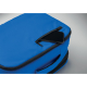 Détail sur fond clair montrant une poche zippée du sac à dos avec un smartphone partiellement inséré, sans marquage visible. Détail sur fond clair montrant une poche zippée du sac à dos avec un smartphone partiellement inséré, sans marquage visible.