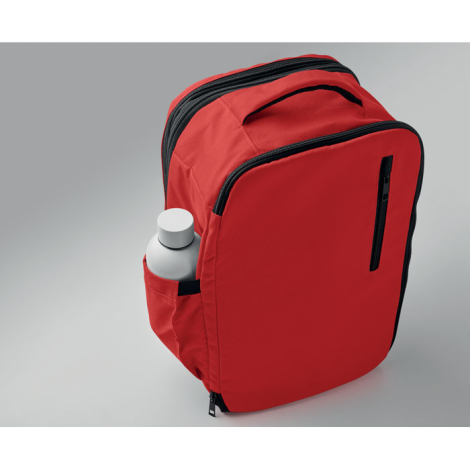 En perspective sur fond clair, le sac à dos est vu de face et de côté avec une poche latérale accueillant une bouteille, sans pe