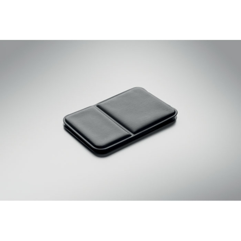 Vu de dessus sur fond clair, le miroir compact est présenté fermé avec l’étui plié visible dans son ensemble, sans personnalisat