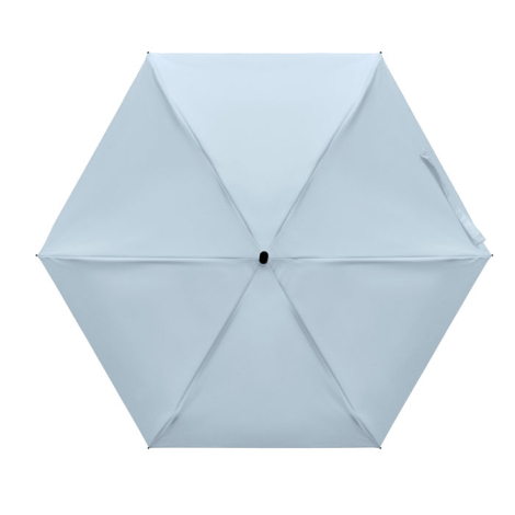 Vu du dessus sur fond blanc, le parapluie compact est présenté ouvert avec répartition régulière des panneaux de la toile visibl