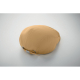 Présentée de dos, une casquette plate beige montre la fermeture arrière réglable avec boucle métallique et les œillets, sans mar