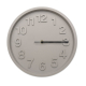 Horloge murale ronde beige vue de face, chiffres en relief et aiguilles sombres bien visibles sur le cadran, sans marquage visib Horloge murale ronde beige vue de face, chiffres en relief et aiguilles sombres bien visibles sur le cadran, sans marquage visib