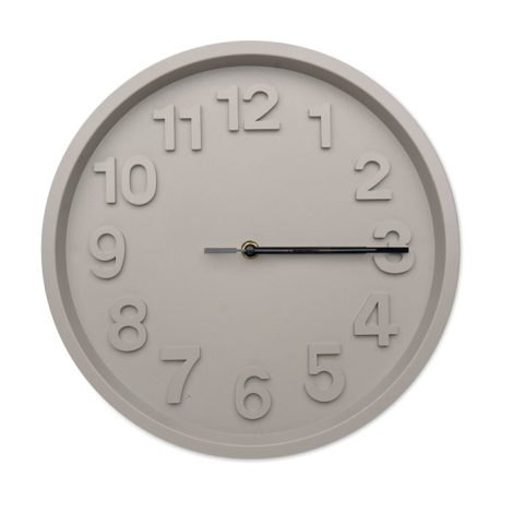 Horloge murale ronde beige vue de face, chiffres en relief et aiguilles sombres bien visibles sur le cadran, sans marquage visib