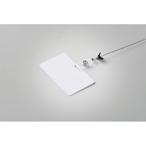 Badge rectangulaire vu côté verso, présenté à plat et relié à un enrouleur avec pince métallique, sans marquage visible.