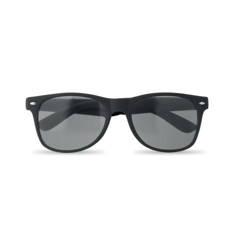 Lunettes de soleil présentées de face sur fond neutre, monture noire en plastique et verres teintés, sans marquage visible.