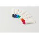 Ensemble de tubes de baume à lèvres disposés en éventail, montrant différents capuchons colorés, sans personnalisation visible. Ensemble de tubes de baume à lèvres disposés en éventail, montrant différents capuchons colorés, sans personnalisation visible.