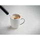 Mousseur à lait utilisé dans une tasse, montrant la formation de mousse autour du fouet métallique, sans marquage apparent.