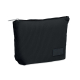 Trousse en velours côtelé présentée fermée sur fond blanc, vue de face avec fermeture zippée sur le dessus et étiquette textile Trousse en velours côtelé présentée fermée sur fond blanc, vue de face avec fermeture zippée sur le dessus et étiquette textile