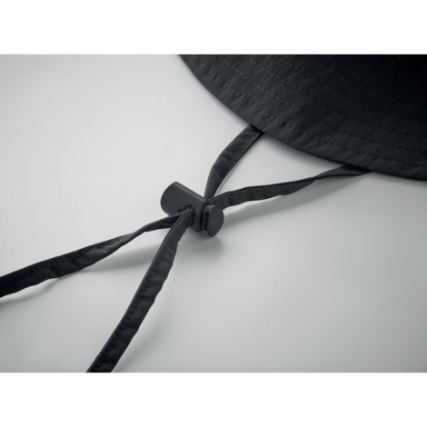 Détail du cordon de maintien du chapeau avec stoppeur visible et fixation sous le bord, sans personnalisation visible.