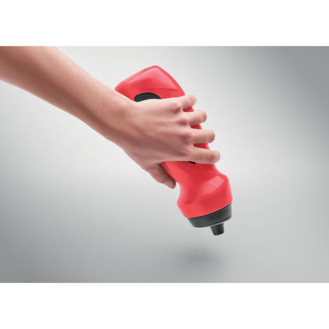 Bouteille de sport rouge tenue à la main montrant la prise en main et le bouchon à bec orienté vers le bas, sans personnalisatio
