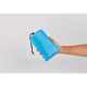 Pochette de transport bleue tenue à la main sur fond neutre montrant le format compact, sans marquage visible. Pochette de transport bleue tenue à la main sur fond neutre montrant le format compact, sans marquage visible.