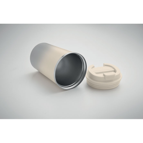 Gobelet isotherme présenté couché sur fond neutre avec couvercle retiré placé à côté, intérieur métallique visible, sans marquag
