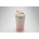 Gobelet isotherme présenté debout sur fond neutre avec dégradé clair vers rose et couvercle beige partiellement ouvert, sans mar