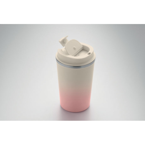 Gobelet isotherme présenté debout sur fond neutre avec dégradé clair vers rose et couvercle beige partiellement ouvert, sans mar