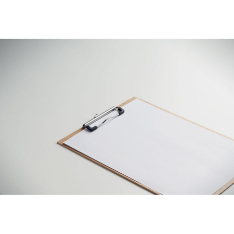 Vue en perspective d’un porte-bloc A4 posé à plat avec feuille blanche maintenue par la pince métallique, sans personnalisation 