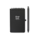 Bloc-notes à spirale présenté fermé sur fond neutre avec couverture noire et stylo noir maintenu par un élastique sur le côté dr Bloc-notes à spirale présenté fermé sur fond neutre avec couverture noire et stylo noir maintenu par un élastique sur le côté dr