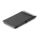 Bloc-notes présenté fermé en perspective sur fond neutre avec stylo noir inséré dans le porte-stylo latéral et spirale apparente Bloc-notes présenté fermé en perspective sur fond neutre avec stylo noir inséré dans le porte-stylo latéral et spirale apparente