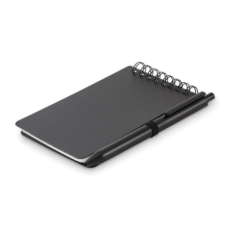 Bloc-notes présenté fermé en perspective sur fond neutre avec stylo noir inséré dans le porte-stylo latéral et spirale apparente