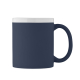 Mug en céramique bleu foncé présenté de profil sur fond neutre montrant l’anse latérale et le contraste entre extérieur mat et i Mug en céramique bleu foncé présenté de profil sur fond neutre montrant l’anse latérale et le contraste entre extérieur mat et i