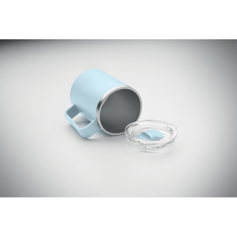Mug à double paroi présenté couché avec le couvercle transparent séparé et l’intérieur métallique visible, sans marquage apparen