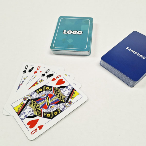 Cartes à jouer étalées en éventail vues de dessus, impression visible sur le dos des cartes.