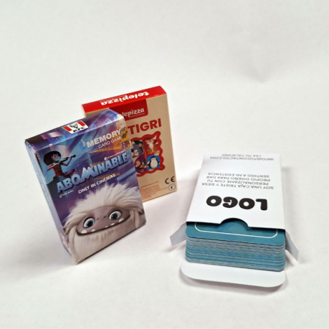 Boîtes de jeux disposées debout avec un jeu partiellement sorti, dos des cartes imprimé visible.