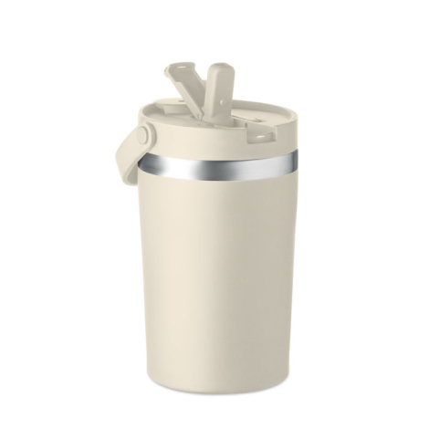 Gobelet isotherme double paroi beige clair debout sur fond blanc avec couvercle 2-en-1 ouvert laissant apparaître le bec verseur
