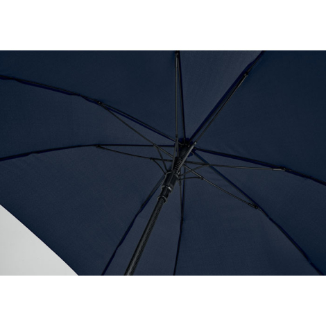 Vue intérieure rapprochée d’un parapluie carré ouvert sur fond blanc montrant la toile bleu foncé, le mât et les baleines, sans 